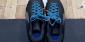 开云官网-詹姆斯自拍凌晨开车前往训练馆 晒出疑似詹23代战靴