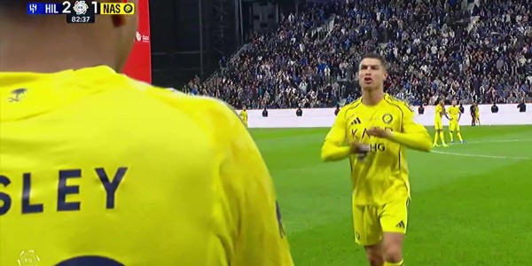 不太开心！球队落后C罗被换下时比划手势摇头念叨，主帅上前安抚