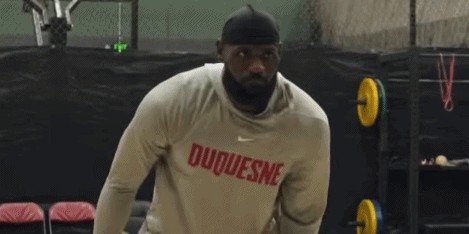 詹姆斯休赛期双管齐下 篮球与高尔夫训练动态同步更新