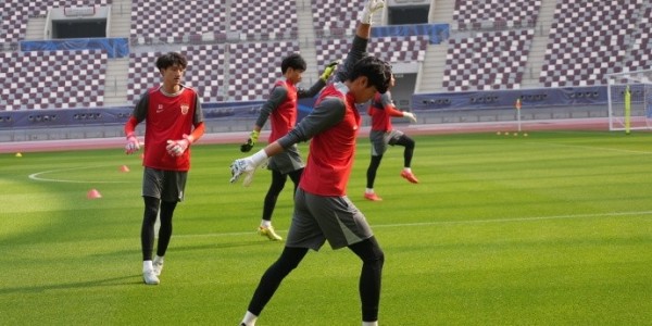 kaiyun-海港全队于今天上午出现在哈利法国际体育场，开启冬训首堂训练课