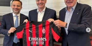 开云入口-国际足联主席因凡蒂诺造访米兰总部，并与米兰高层合影