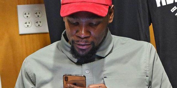 “手机像长在KD的指甲上”杜兰特不为人知的另一面