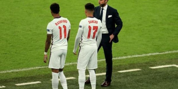 kaiyun-索斯盖特你可真会玩！可怜射丢点球的3个苦孩子！