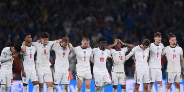 kaiyun-索斯盖特你可真会玩！可怜射丢点球的3个苦孩子！