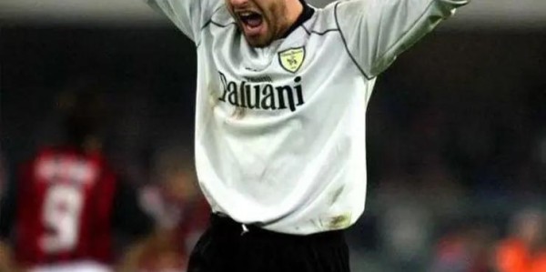 穿10号的门将，在罗马熬不出头，在意甲踢2个赛季好球，37岁退役