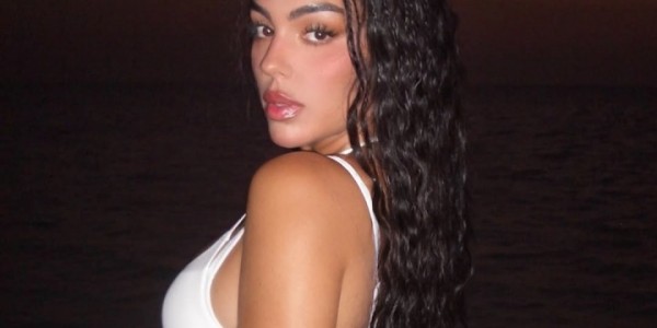 开云官网-大秀好身材！乔治娜社媒晒照，在红海海边奔跑