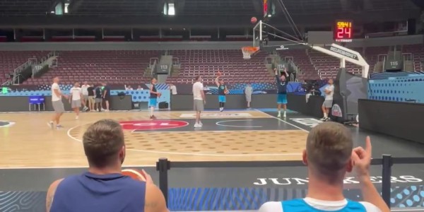 提前进入比赛模式？东契奇赛前热身坐在替补席命中超远三分！